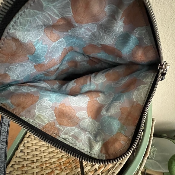 “HOBO”, Elegant Black Leather Crossbody Bag - Picture 6 of 8